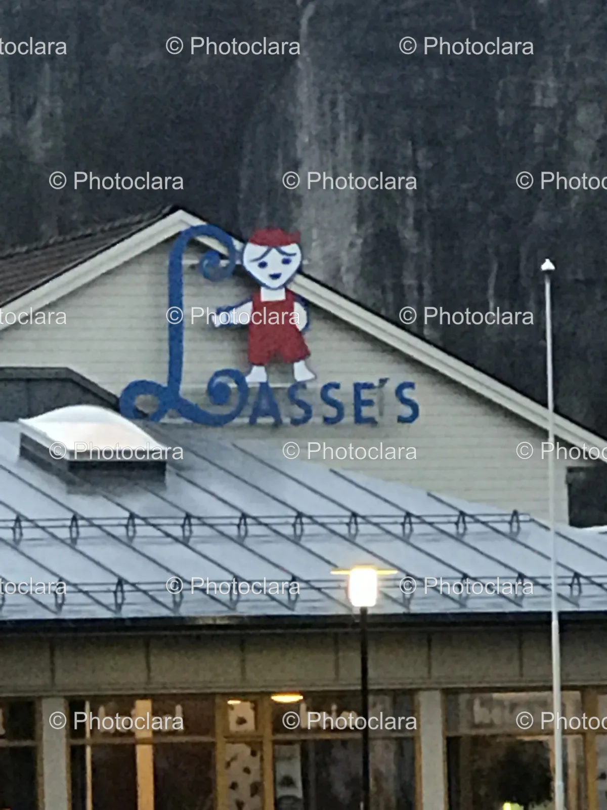 building-sign-DASSE'S-facade-mountain.jpg