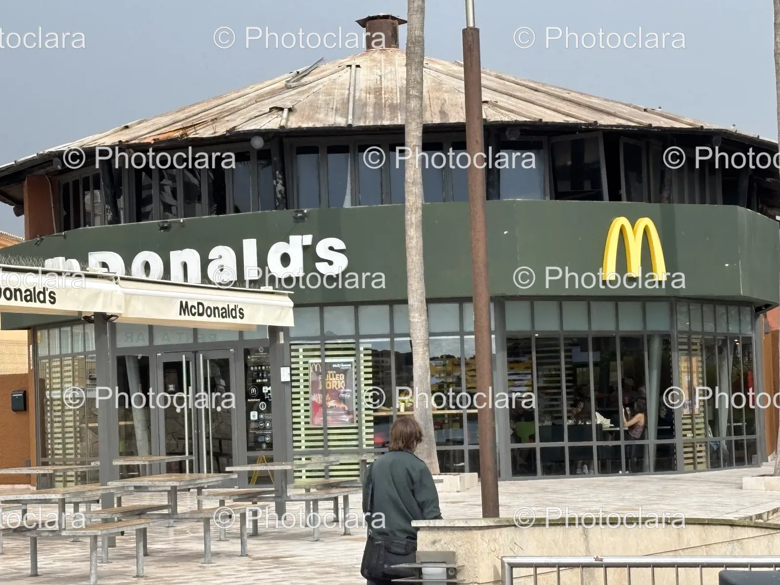 iconic-fast-food-restaurant-facade.jpg