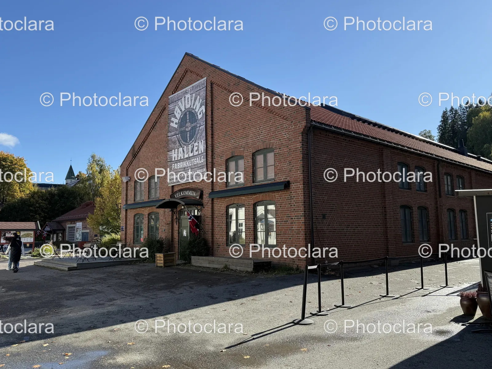 Brick-Building-with-Clock-and-Stonewall-Jackson-House.jpg