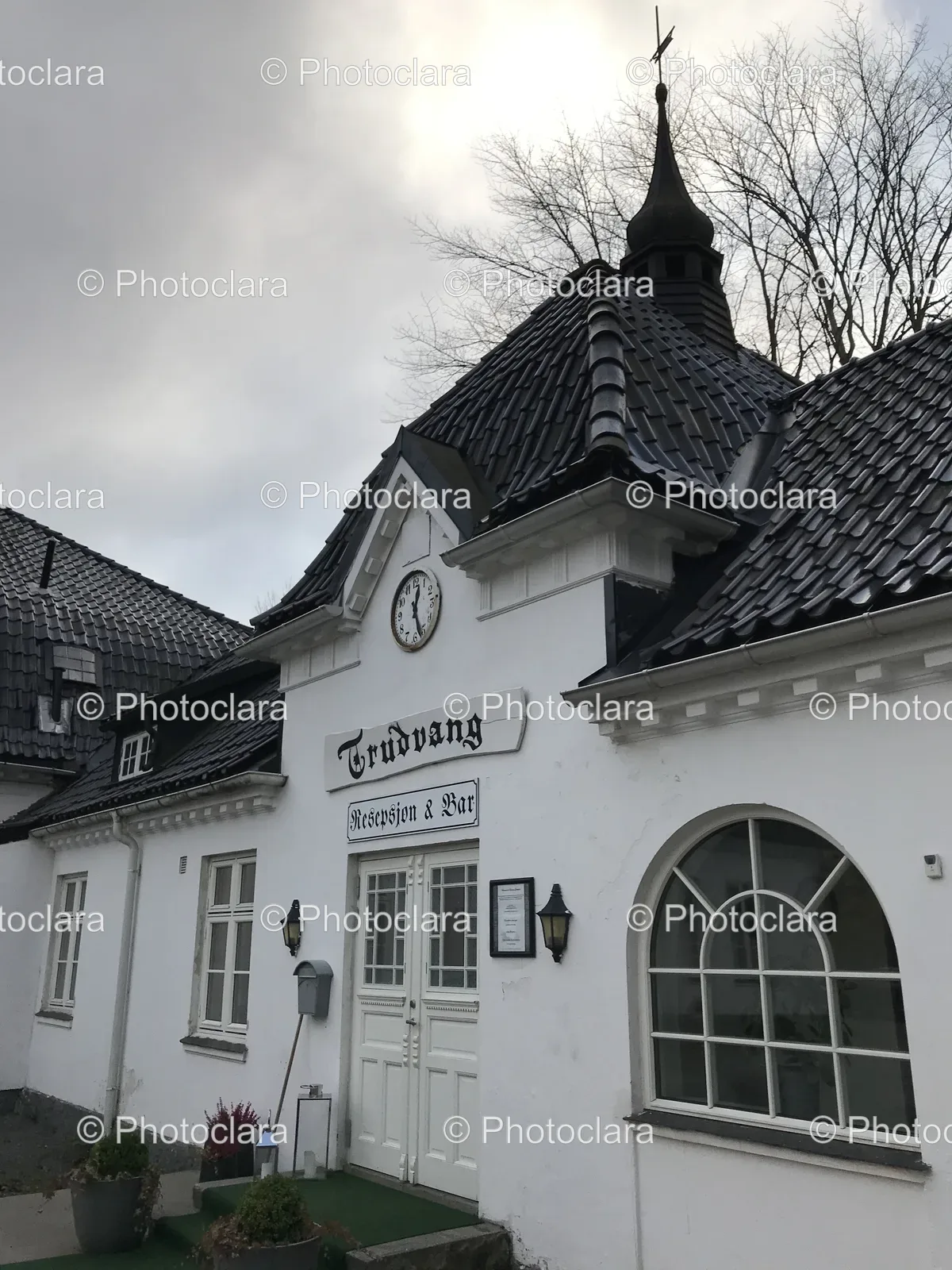 front-of-trudvang-hotel-with-clock.jpg