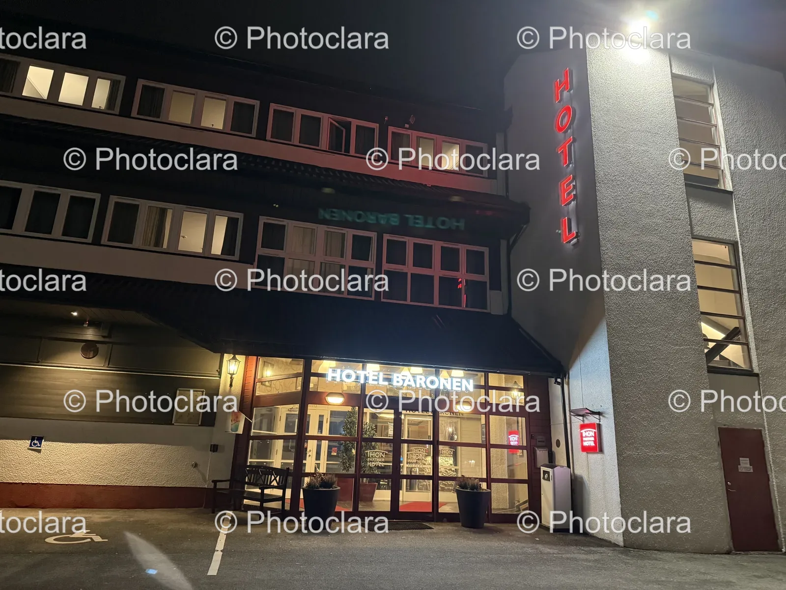 nighttime-hotel-facade-hotel-baronen.jpg