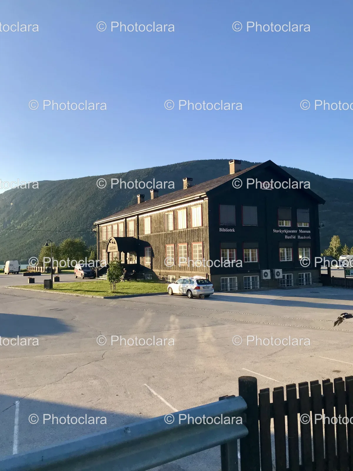 cars-parked-in-front-of-bibliotek-stavkyrkjesenter-museum.jpg