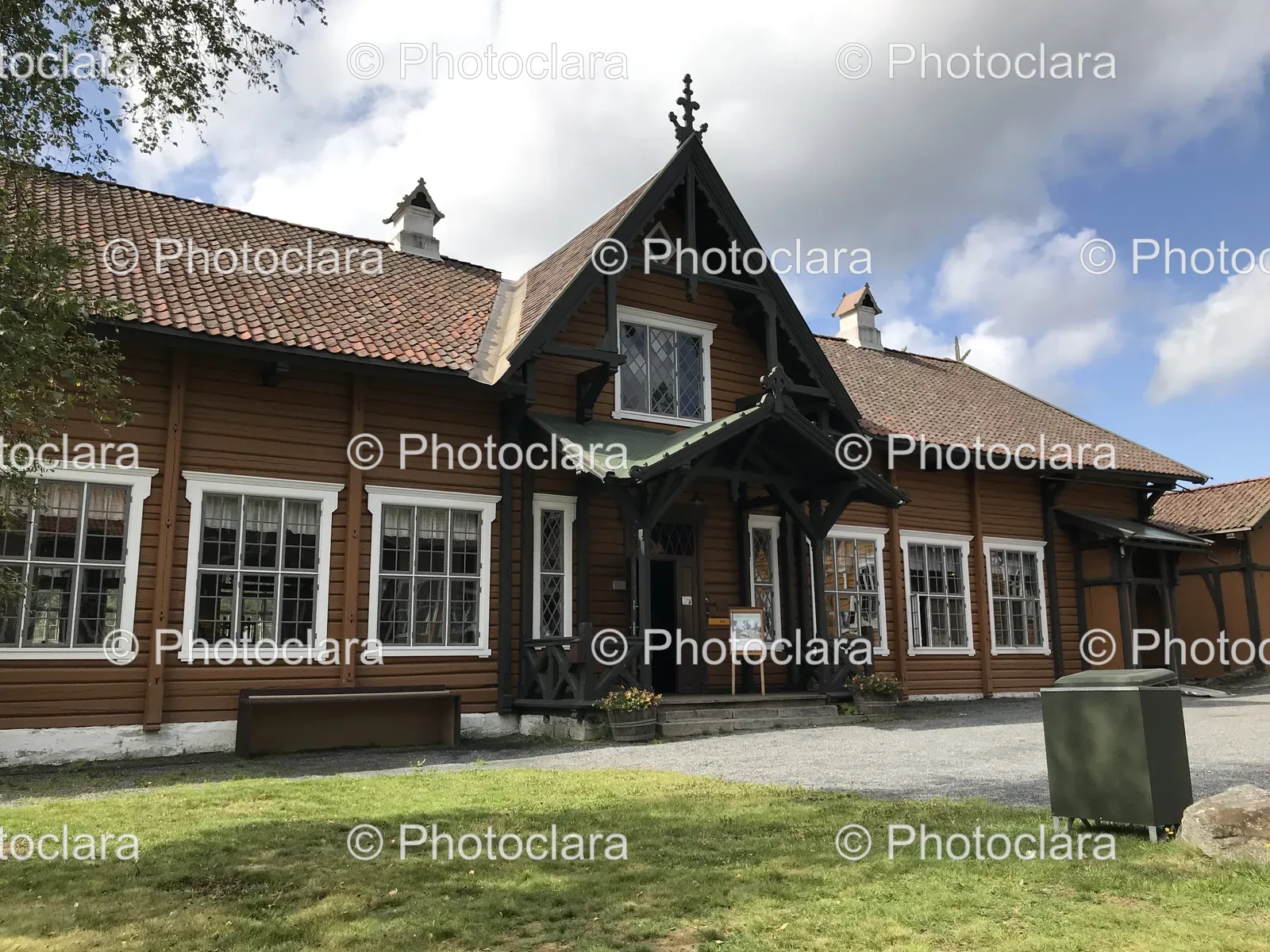 charming-house-green-lawn.jpg