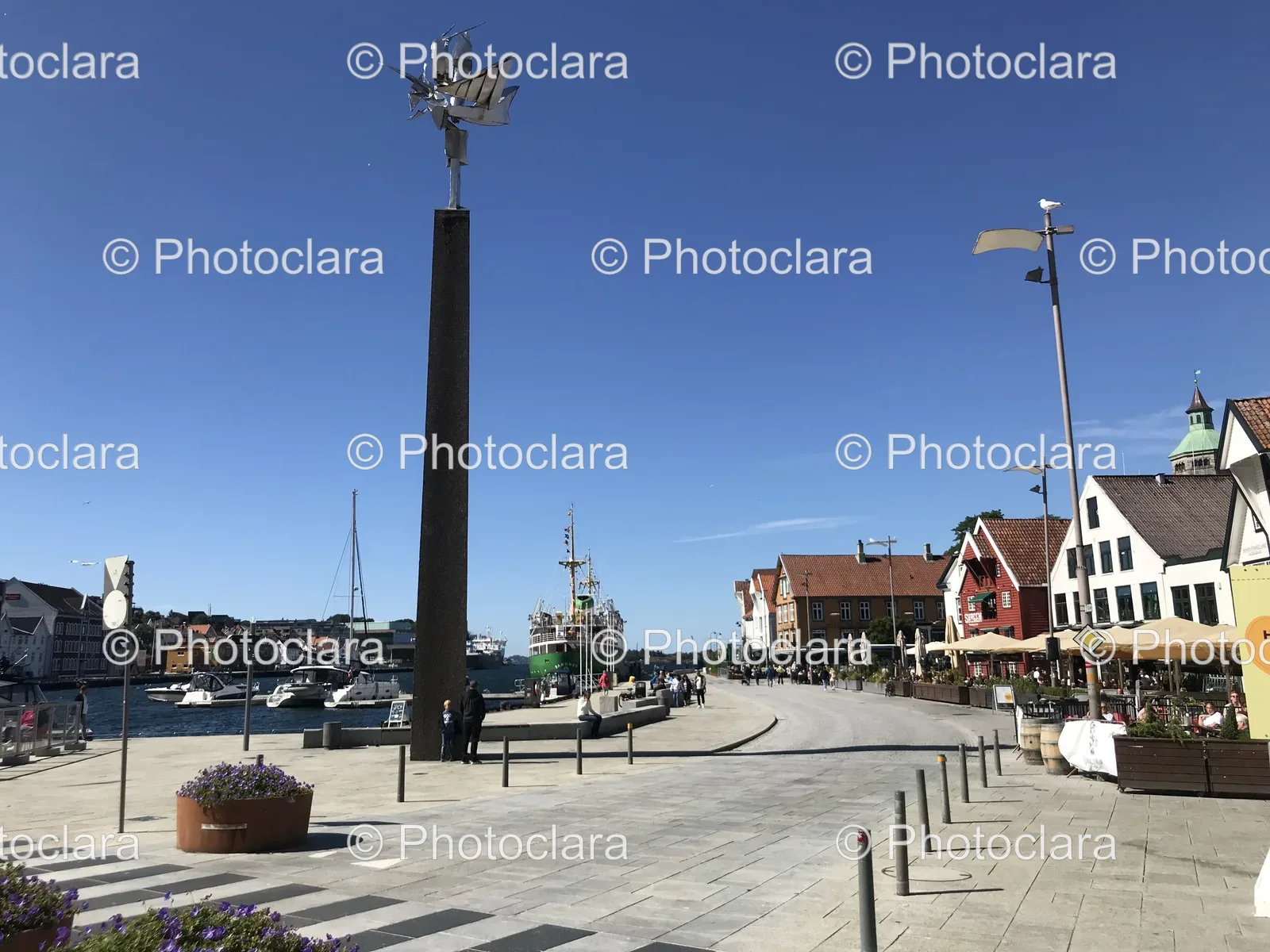 iconic-street-scene-with-statue.jpg