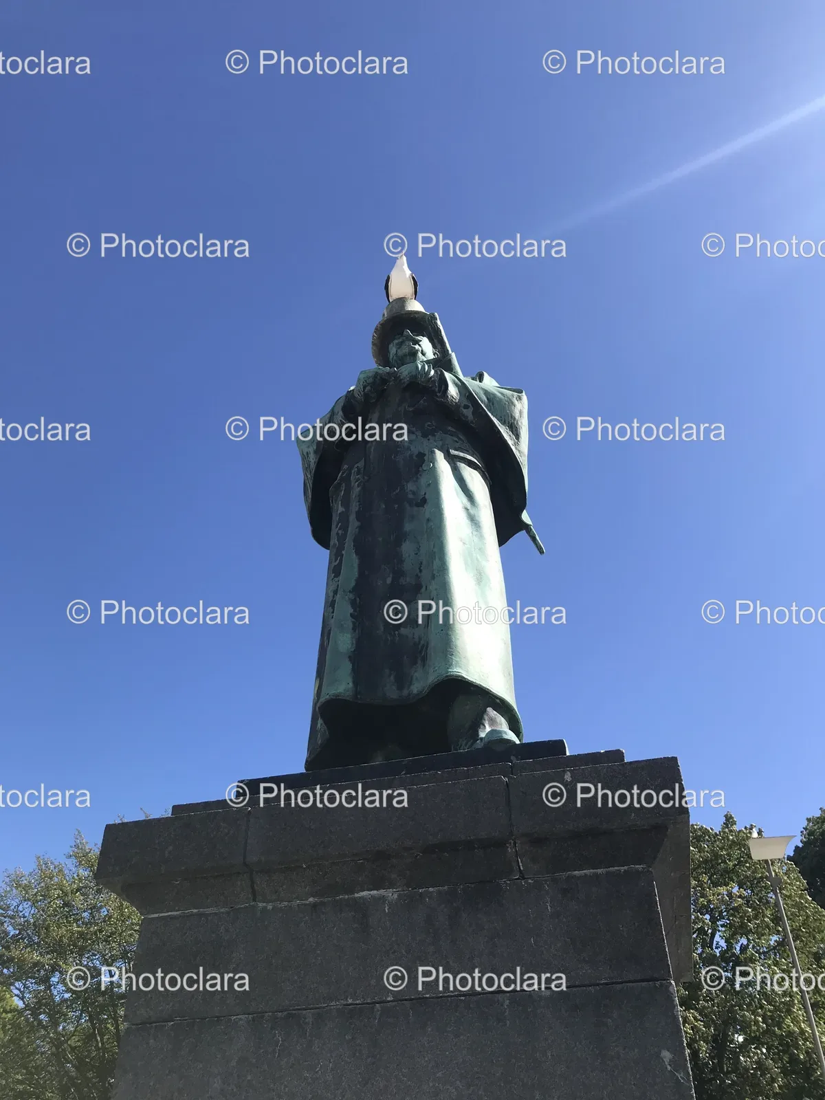statue-with-torch.jpg