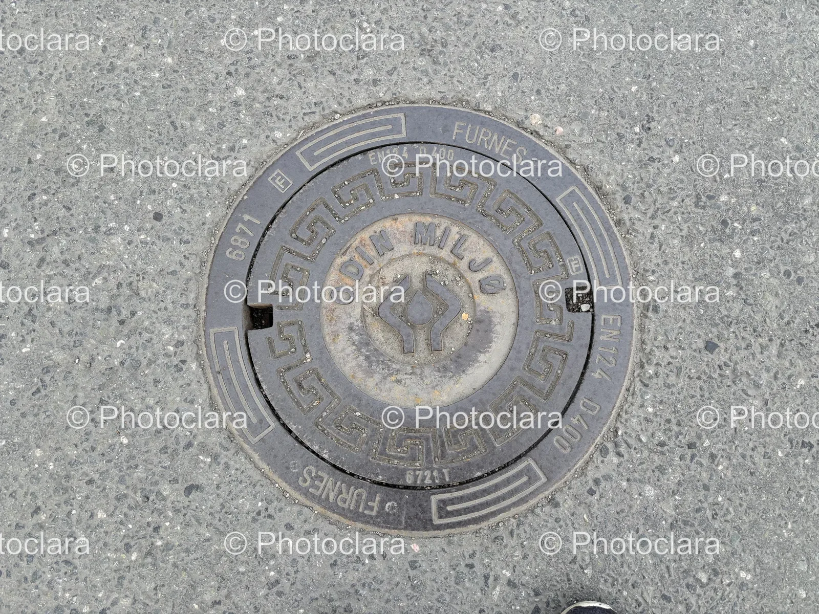 industrial-manhole-cover-furnes-design.jpg