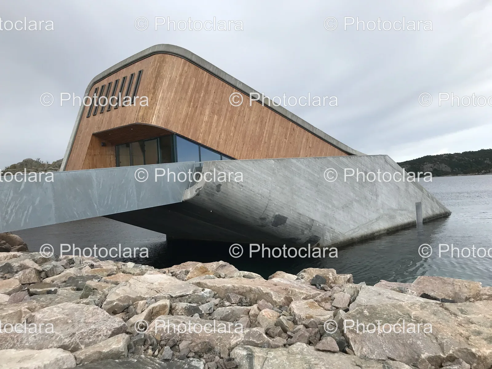 building-in-the-water-architectural-marvel.jpg