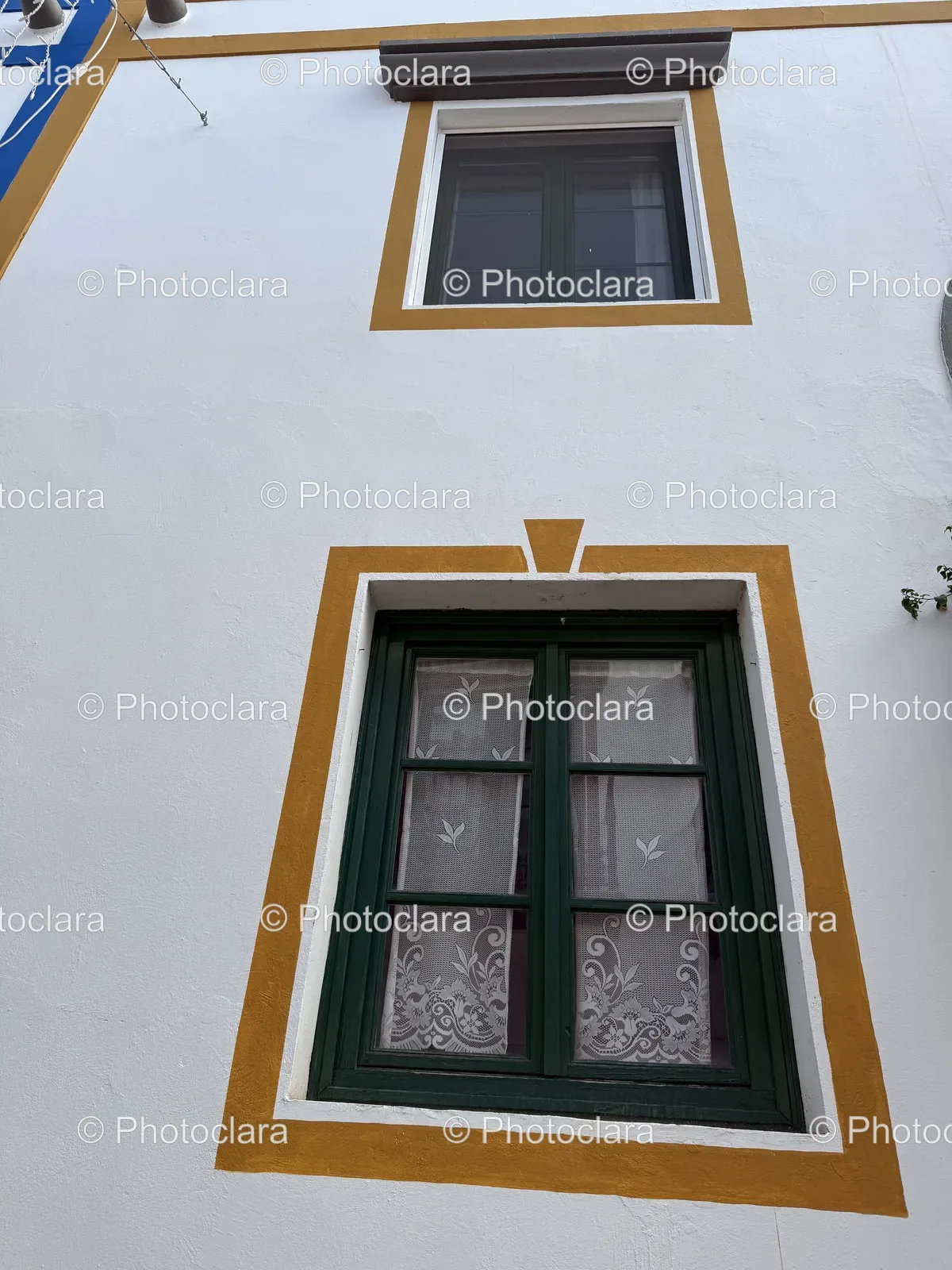 Urban-Window-on-City-Building.jpg