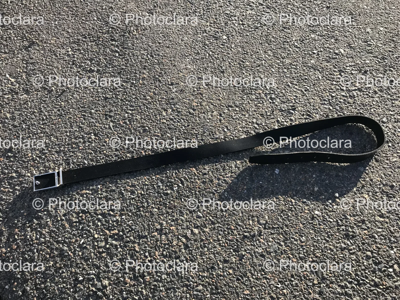 Shovel-Black-Strap-Beach-Sand.jpg