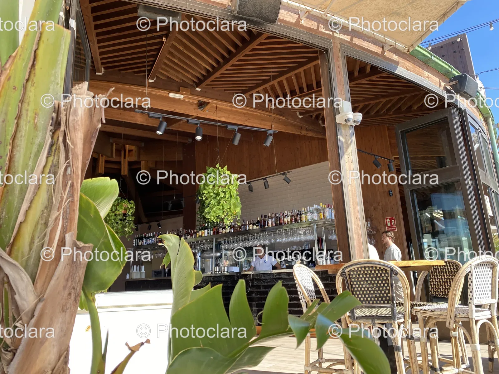 Cozy-Outdoor-Bar-with-Chairs.jpg