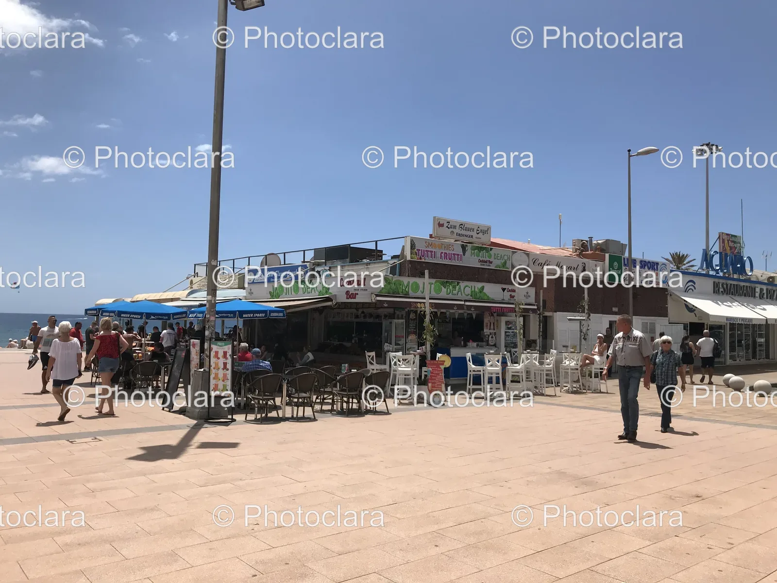 Group-of-People-at-Zum-Blauen-Engel-Restaurant.jpg