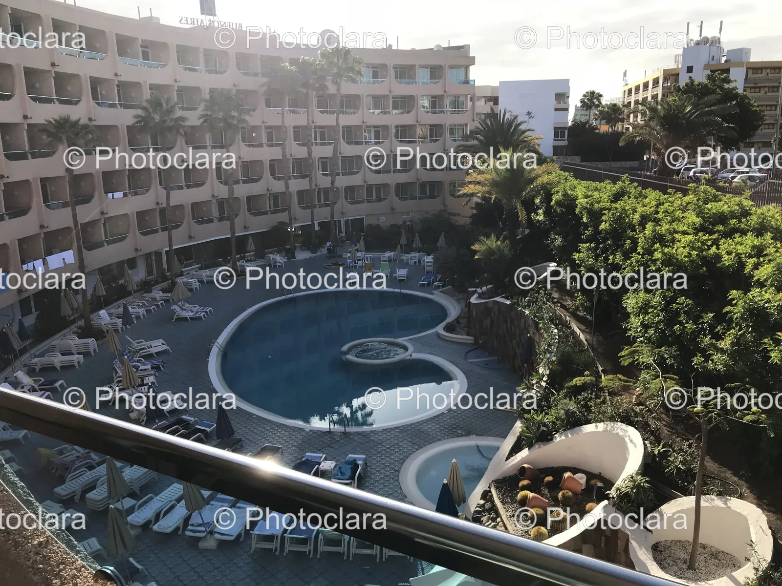 luxurious-hotel-poolside.jpg