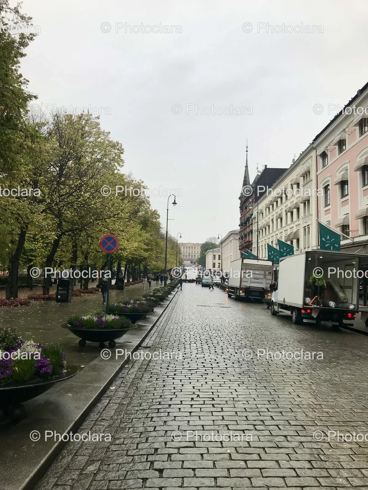 bustling-daytime-street-scene.jpg