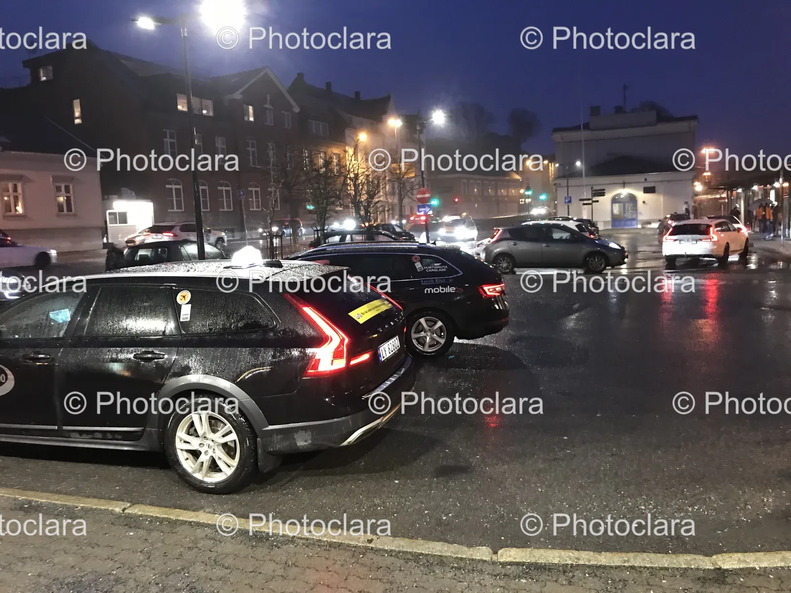 cars-parked-on-a-night-street.jpg