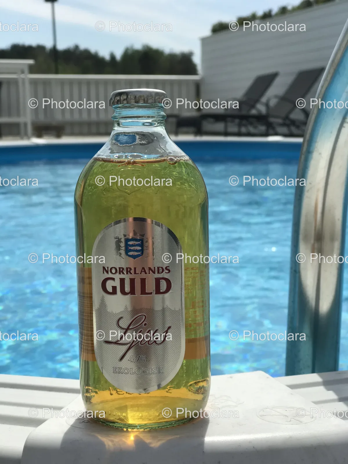 norrlands-guld-beer-bottle-by-the-pool.jpg