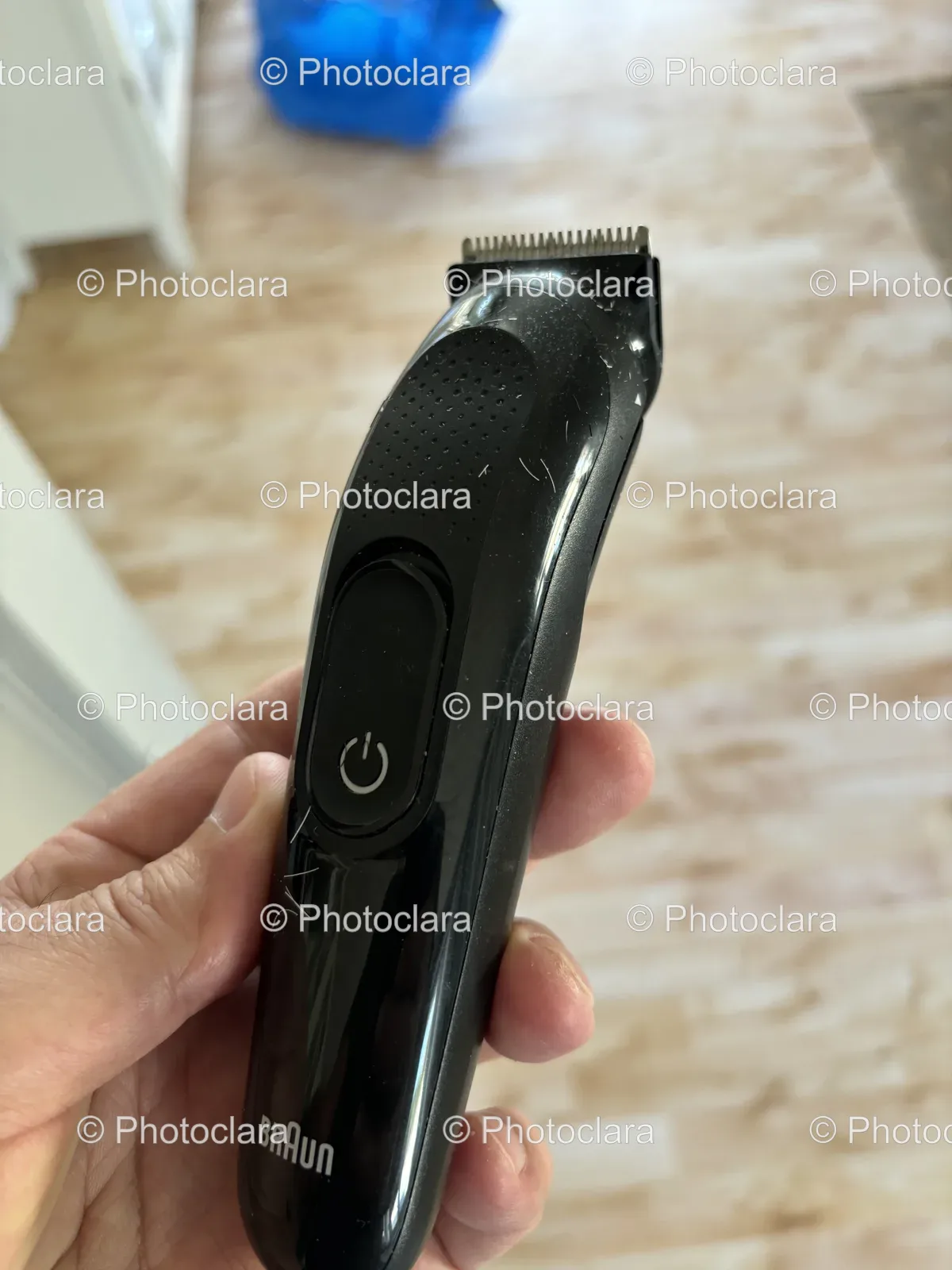 Hand-Holding-Black-Hair-Clipper-BRAUN-Grooming.jpg