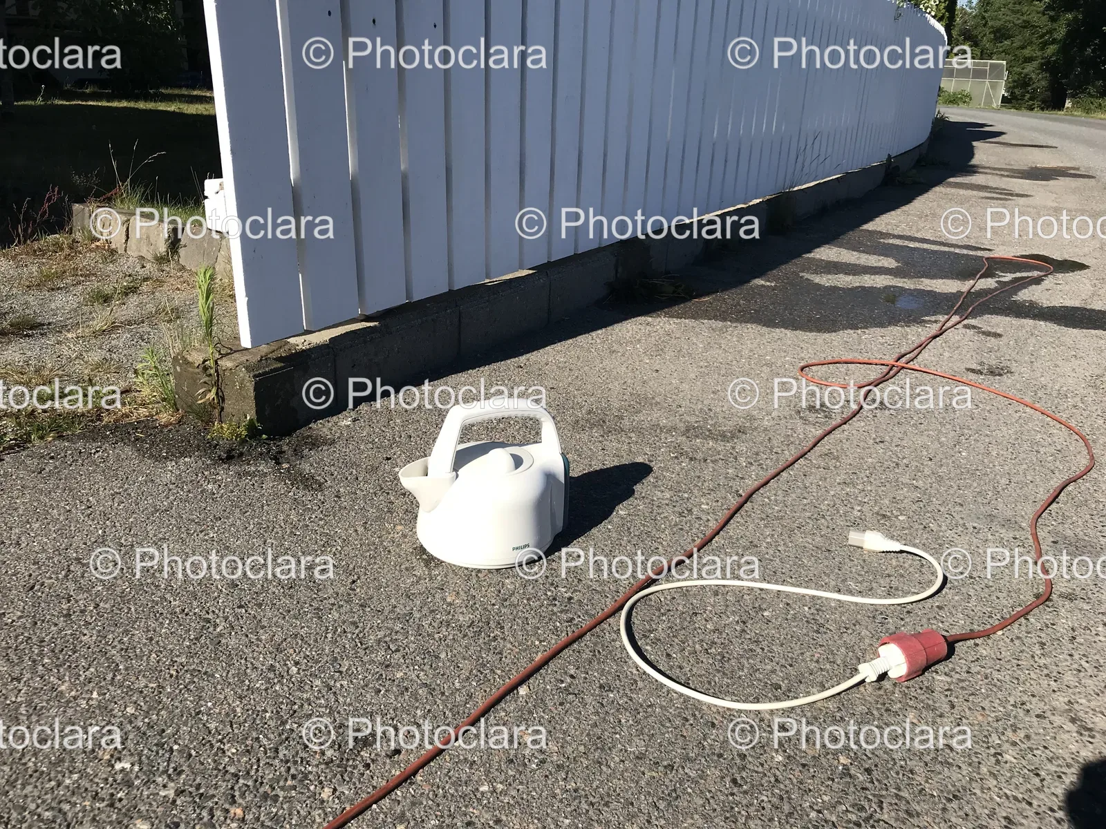 Philips-White-Tea-Kettle-Fence.jpg