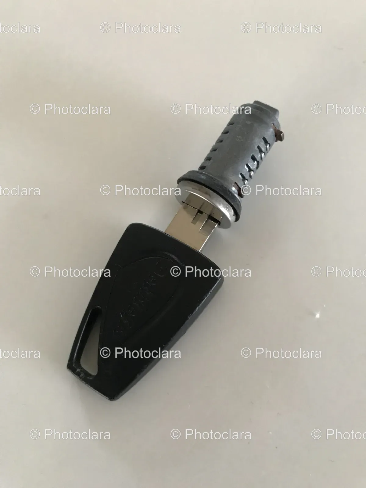 key-with-plastic-handle.jpg