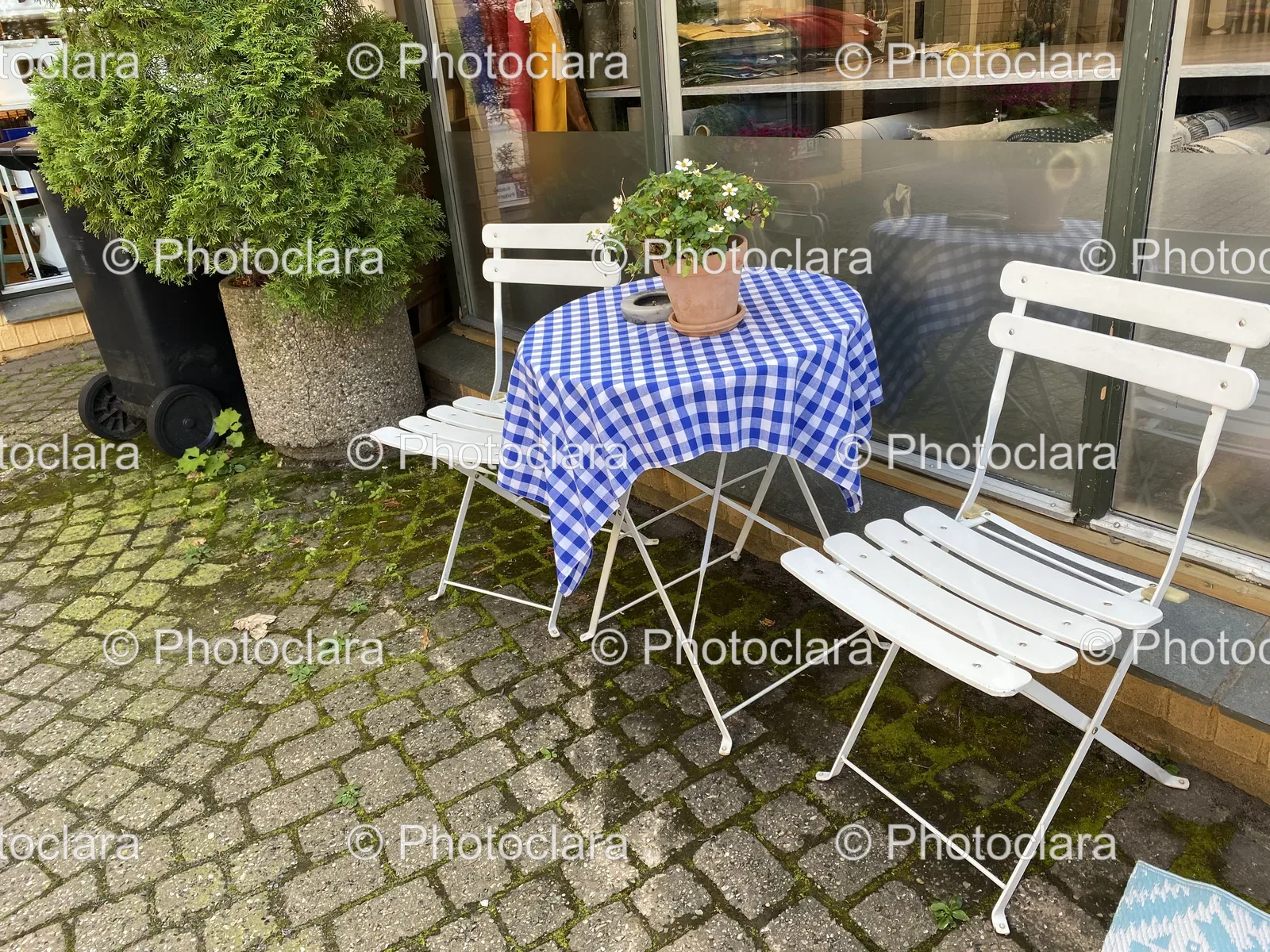 outdoor-table-chairs-by-building.jpg