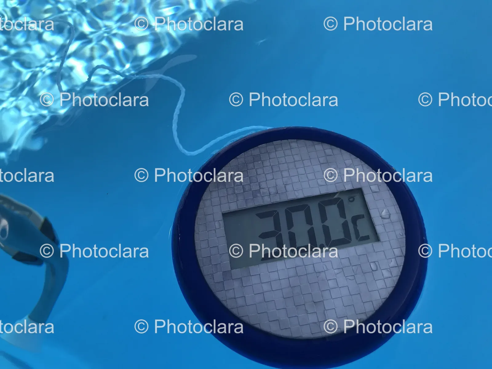Digital-Thermometer-in-Pool.jpg