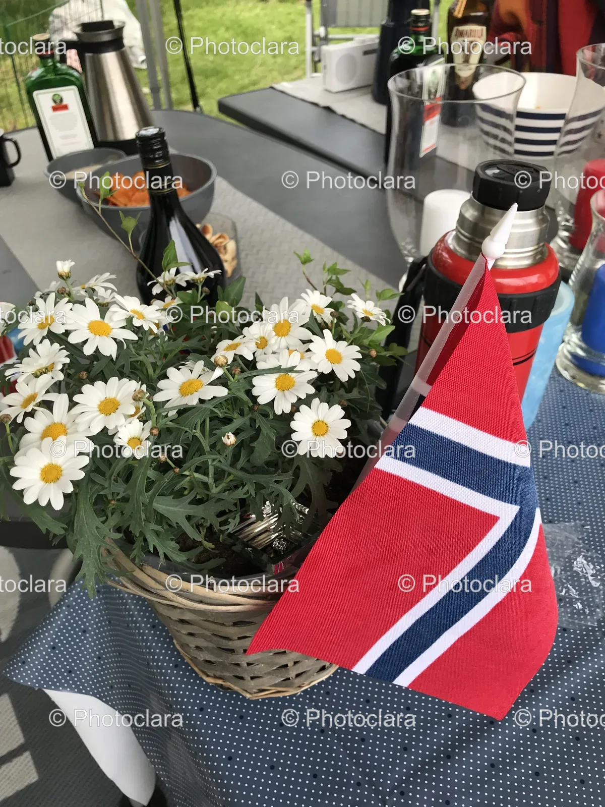 basket-with-flowers-and-flag.jpg