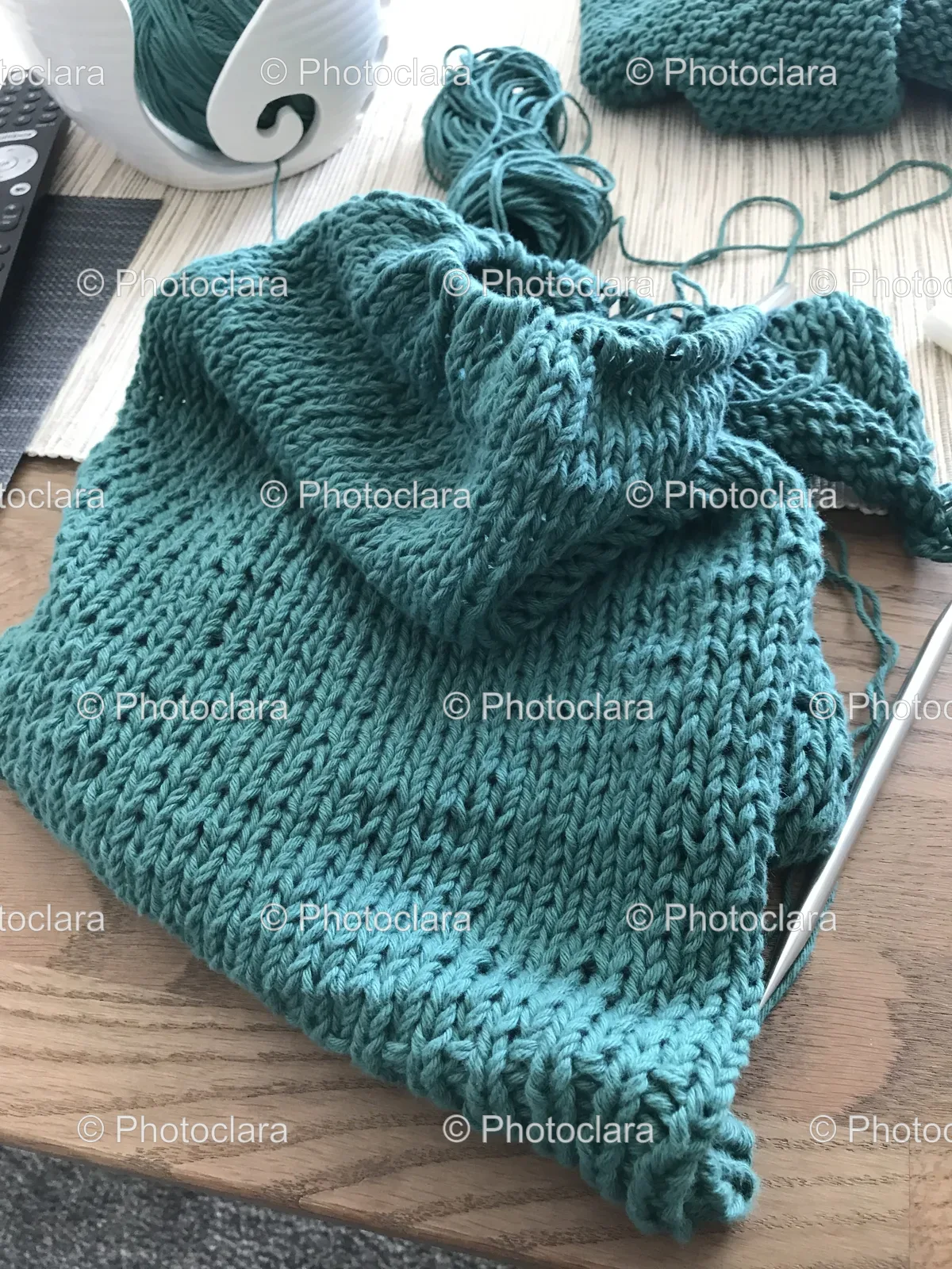 Green-Knitted-Scarf-on-a-Table.jpg