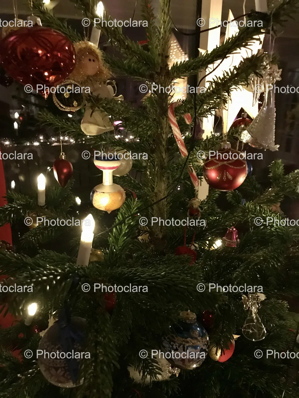 Brightly-Lit-Christmas-Tree-with-Ornaments.jpg