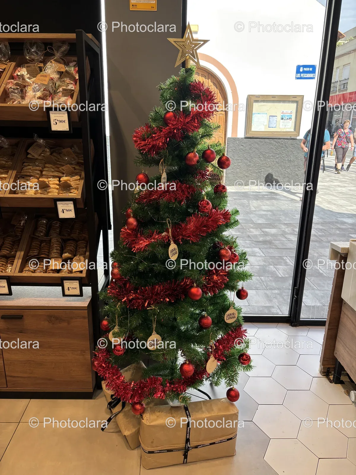 Charming-Christmas-Storefront-Display.jpg