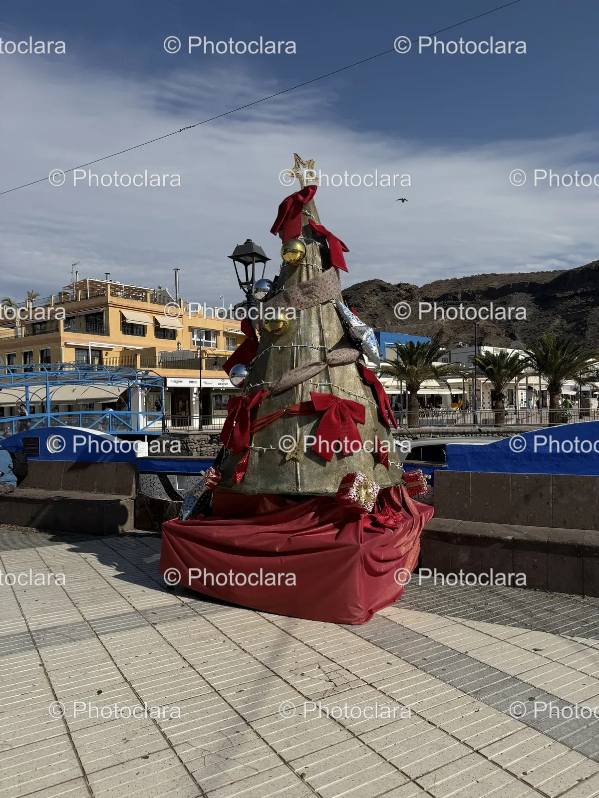 Glistening-Christmas-Tree-Red-Gold-Decorations.jpg
