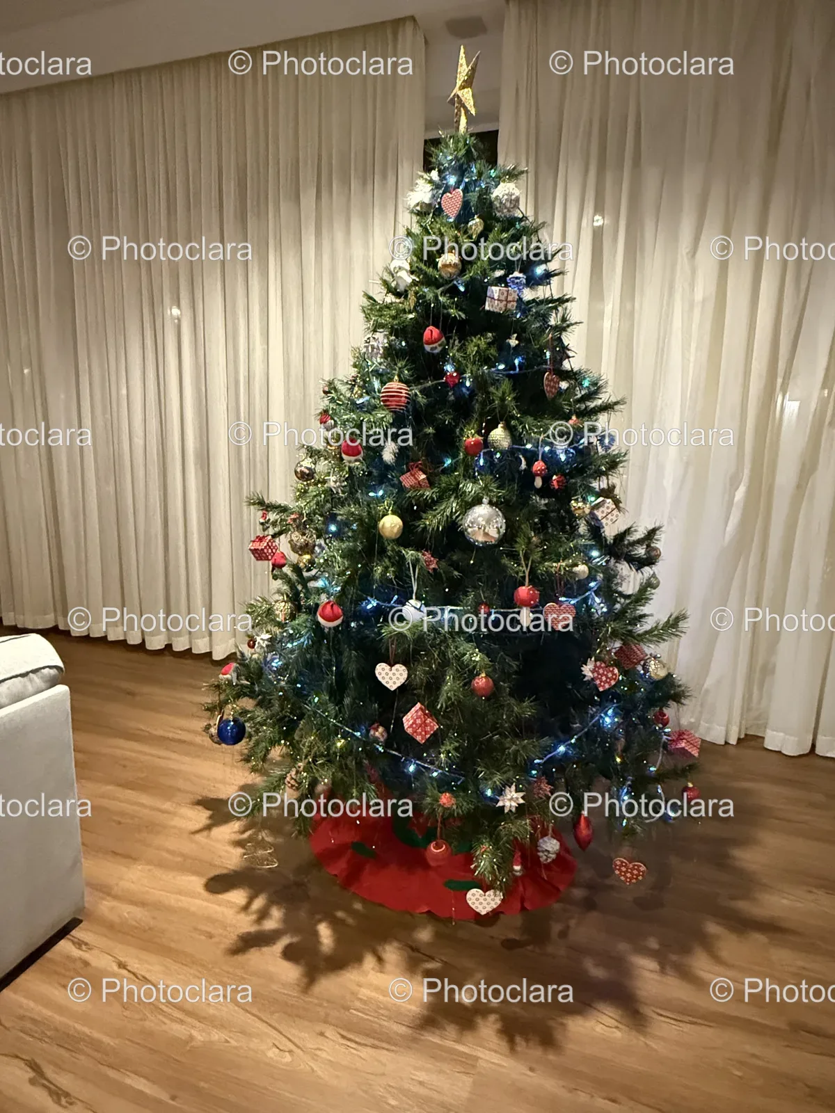 glowing-christmas-tree-with-ornaments.jpg