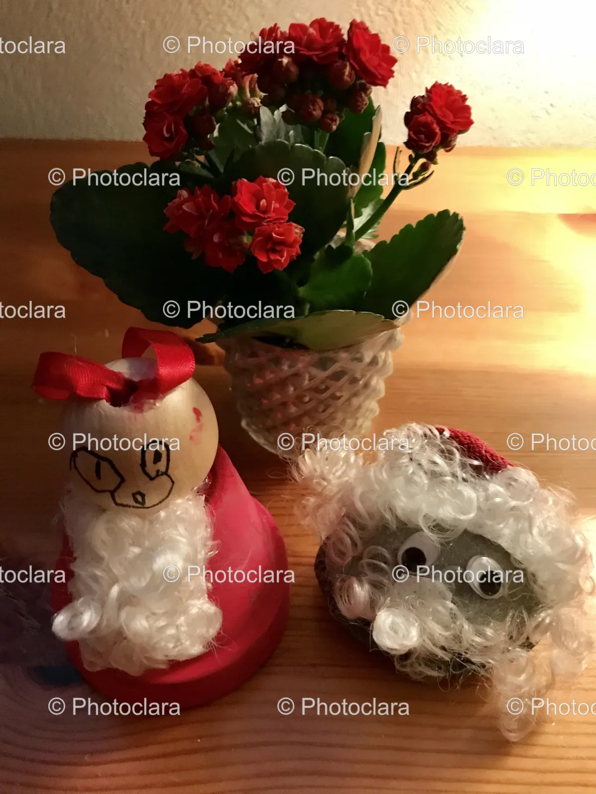 santa-claus-figurines-with-floral-arrangement.jpg