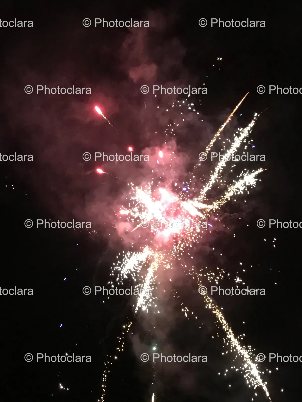 vibrant-fireworks-display-new-years-eve.jpg