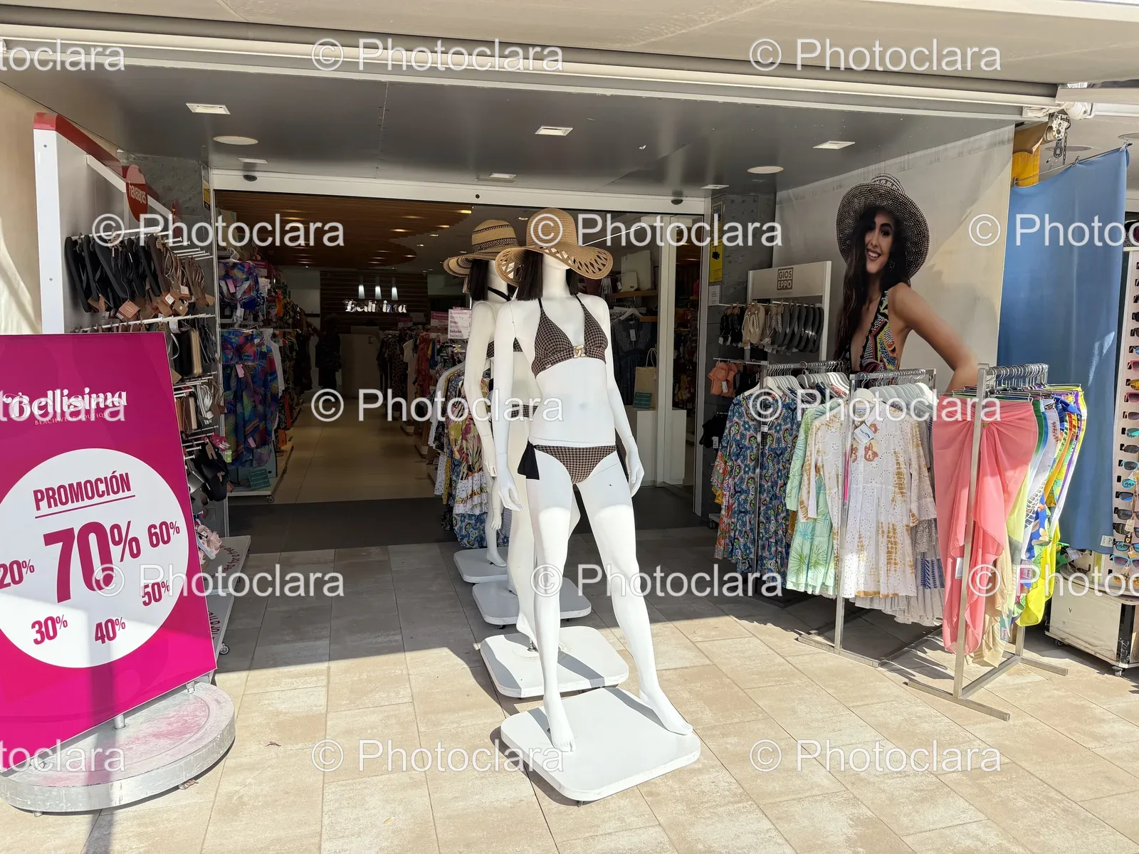 personnequins-store-hats-display.jpg