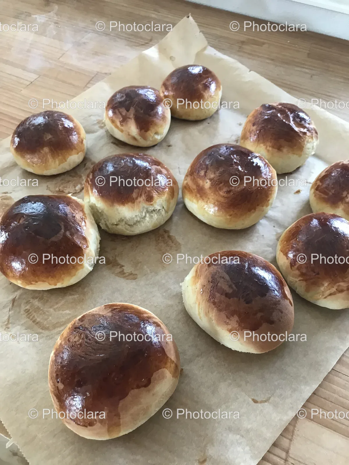 freshly-baked-artisan-bread-rolls.jpg
