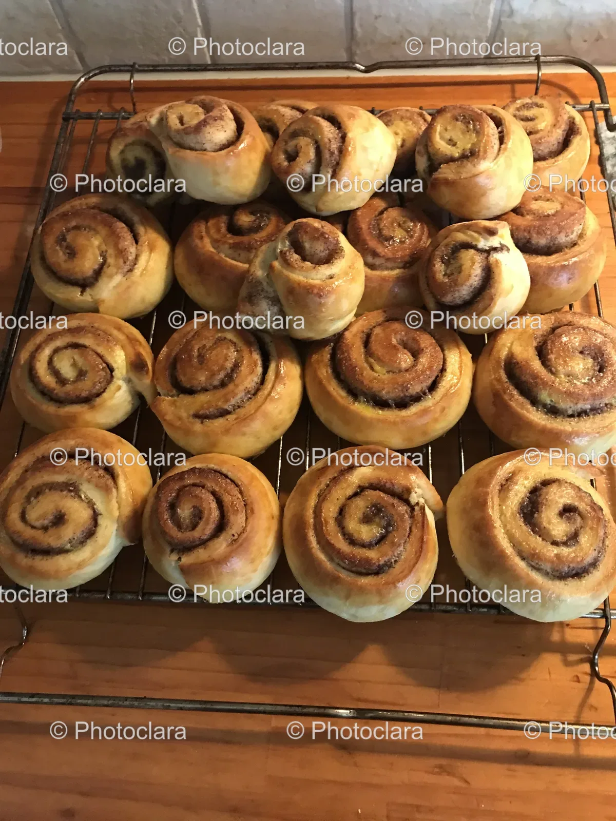 freshly-baked-cinnamon-rolls-on-wire-rack.jpg