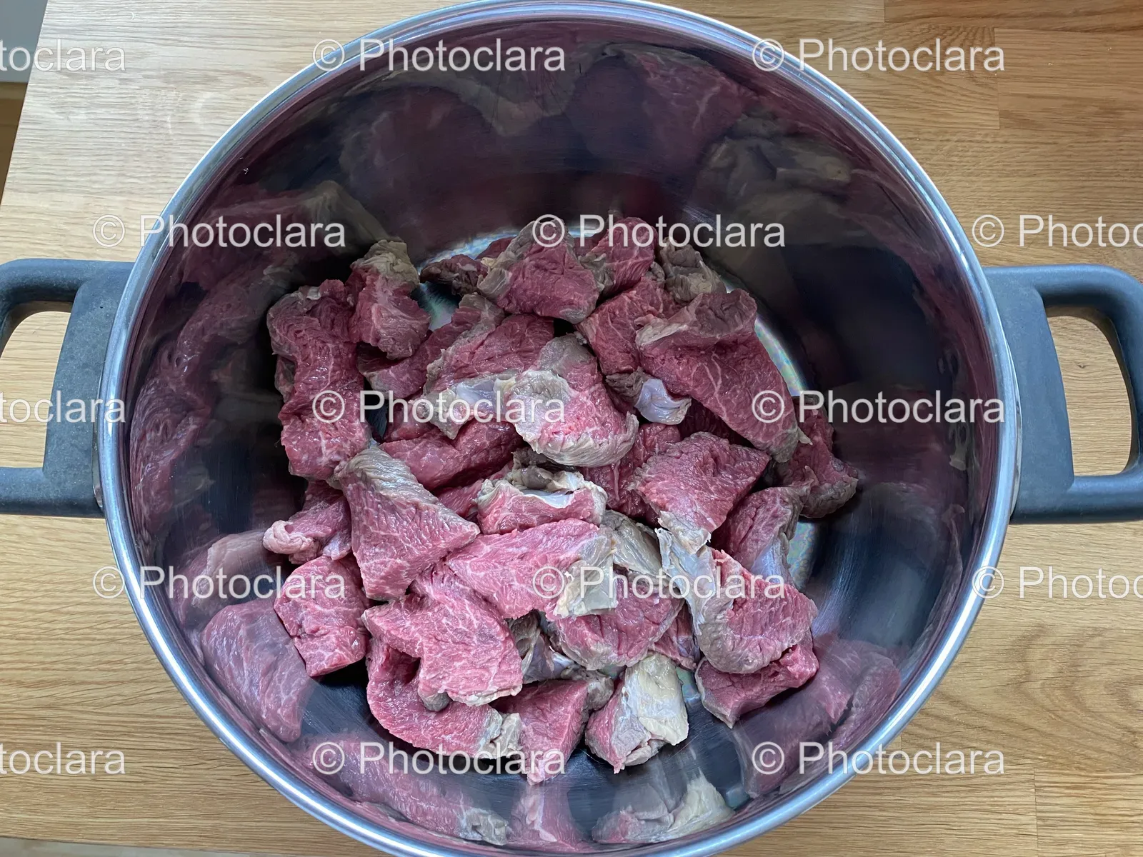 Bowl-of-Fresh-Meat-on-Wooden-Surface.jpg