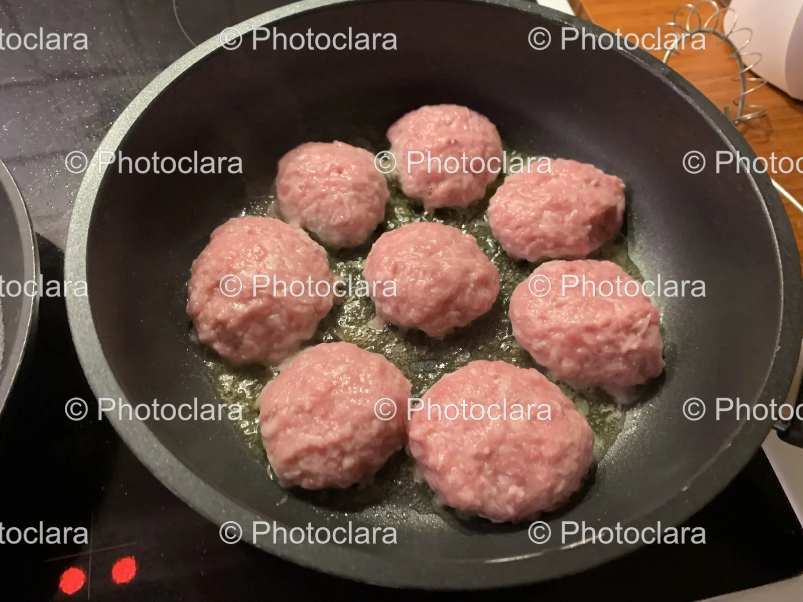 Cooking-Meatballs-in-a-Pan.jpg