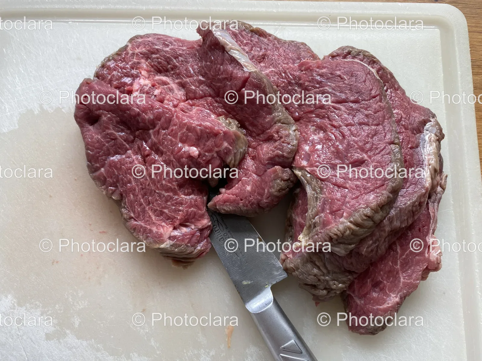Knife-on-Cutting-Board-With-Beef.jpg
