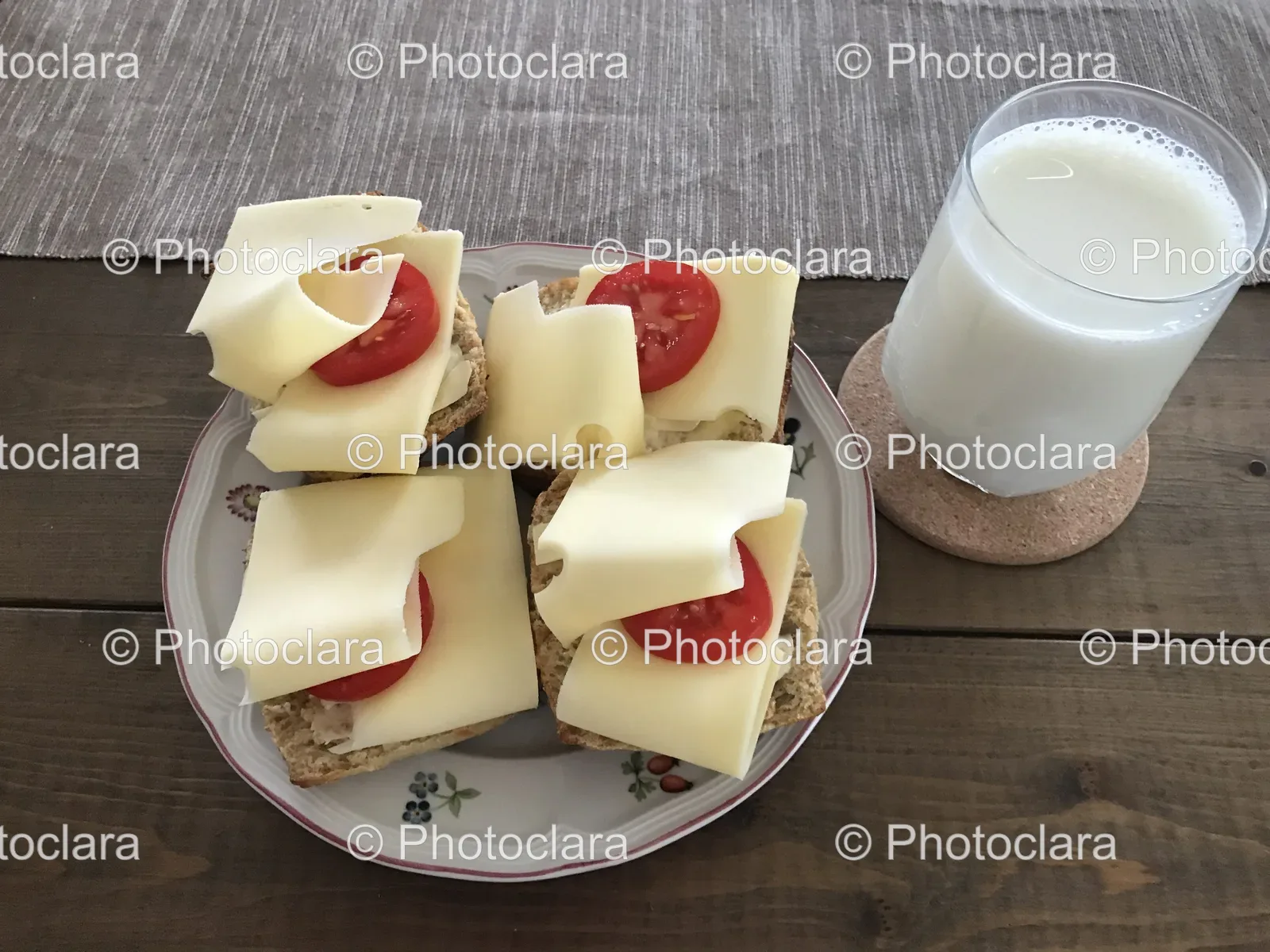 Cheese-and-Tomato-Sandwiches.jpg
