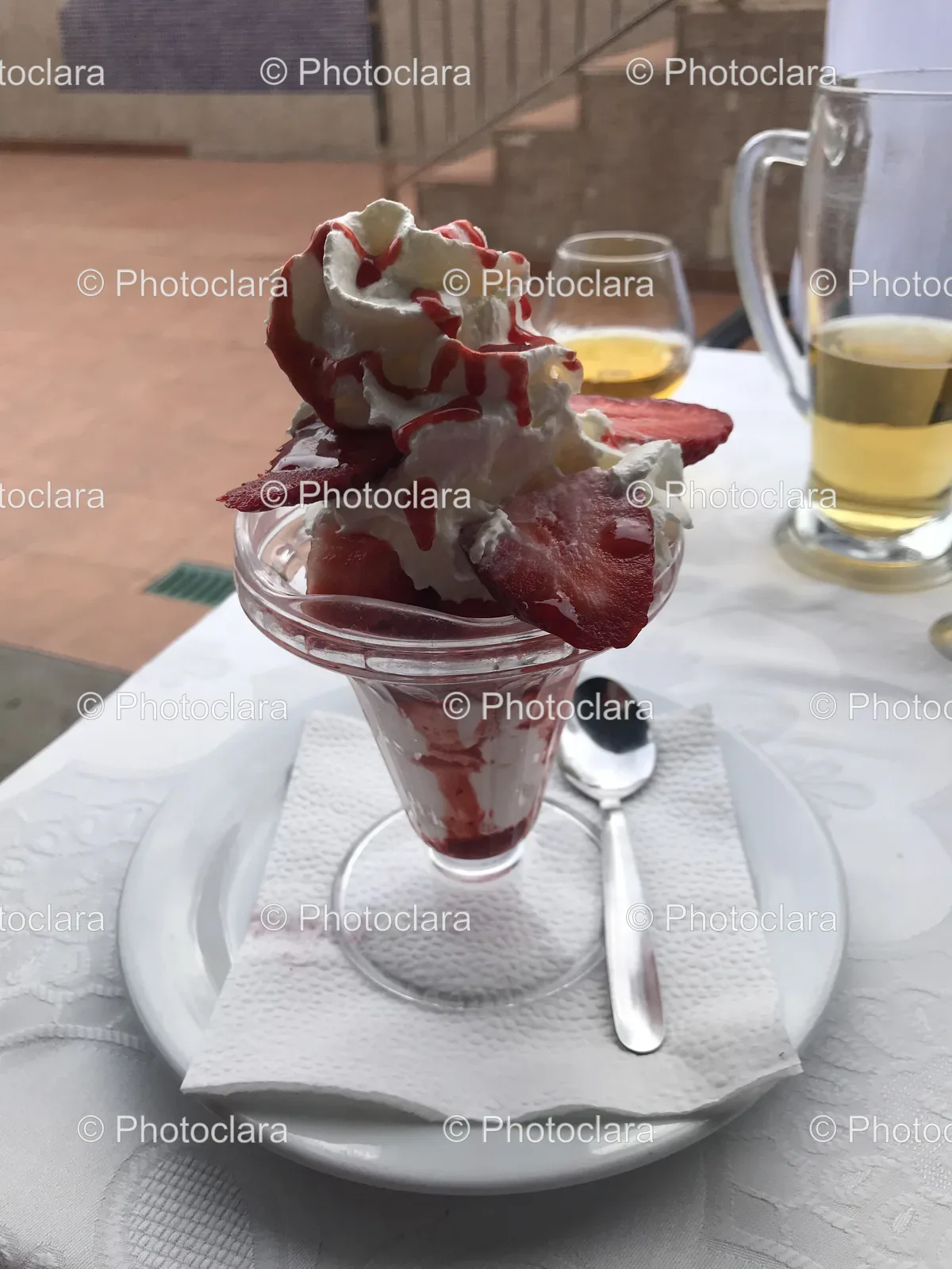 delicious-sundae-with-strawberries.jpg