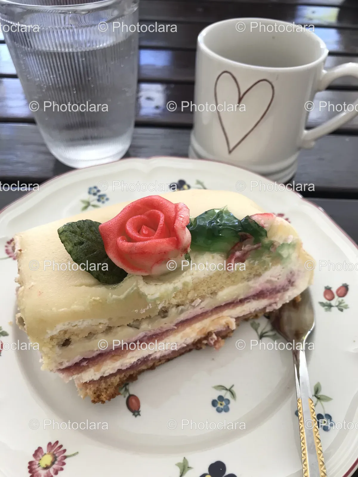 Elegant-Cake-with-Flower-Decoration.jpg