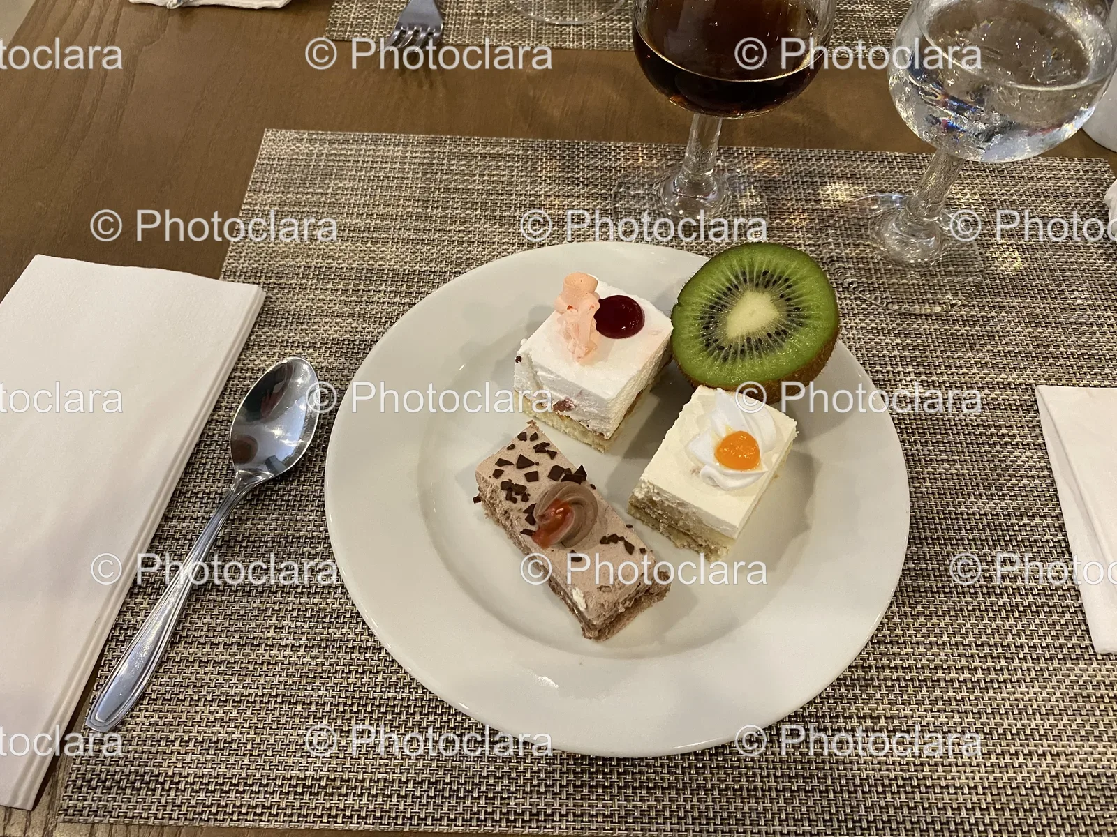 plated-desserts-with-wine.jpg
