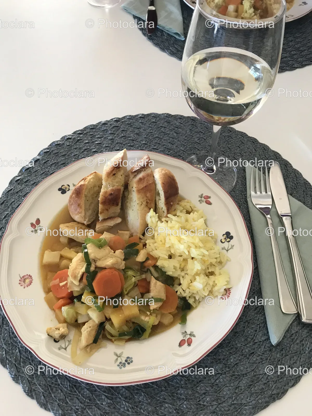 Elegant-Dinner-Setting-with-Water.jpg