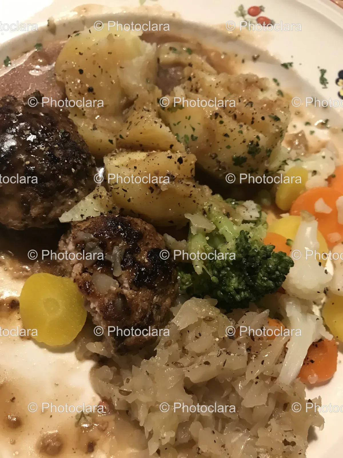 Gourmet-Dinner-Plate-with-Meat-and-Vegetables.jpg