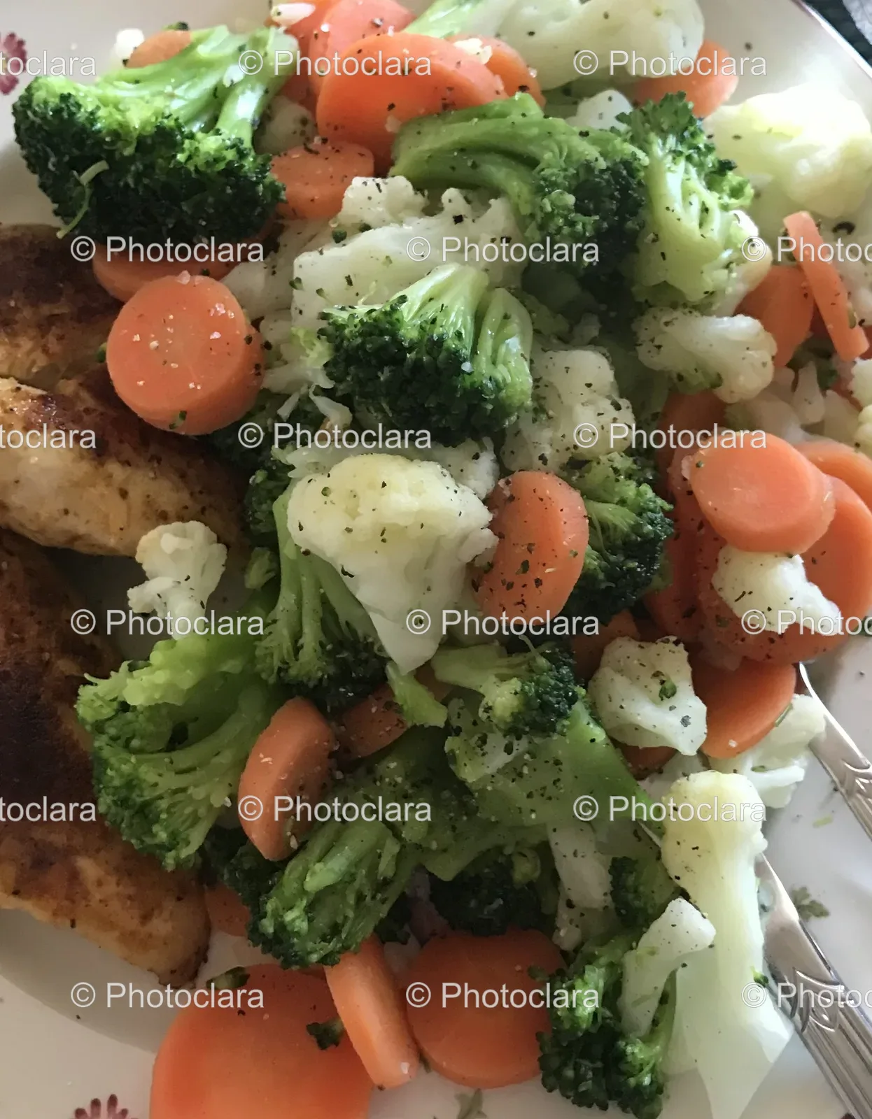 Healthy-Dinner-Plate-with-Chicken-Broccoli-Carrots.jpg