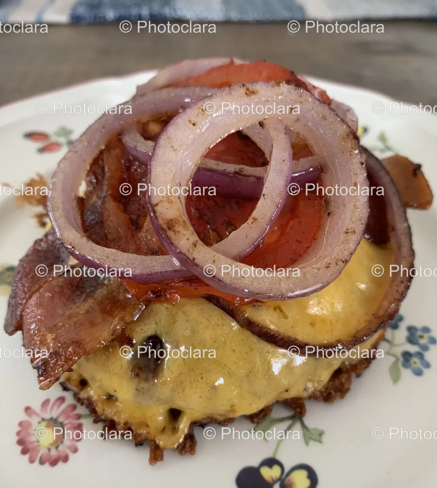 Cheeseburger-With-Onions-and-Bacon.jpg