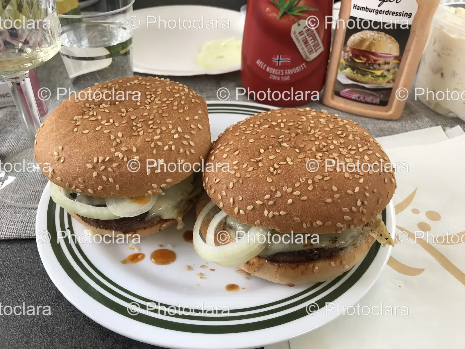 delectable-hamburgers-on-a-plate.jpg