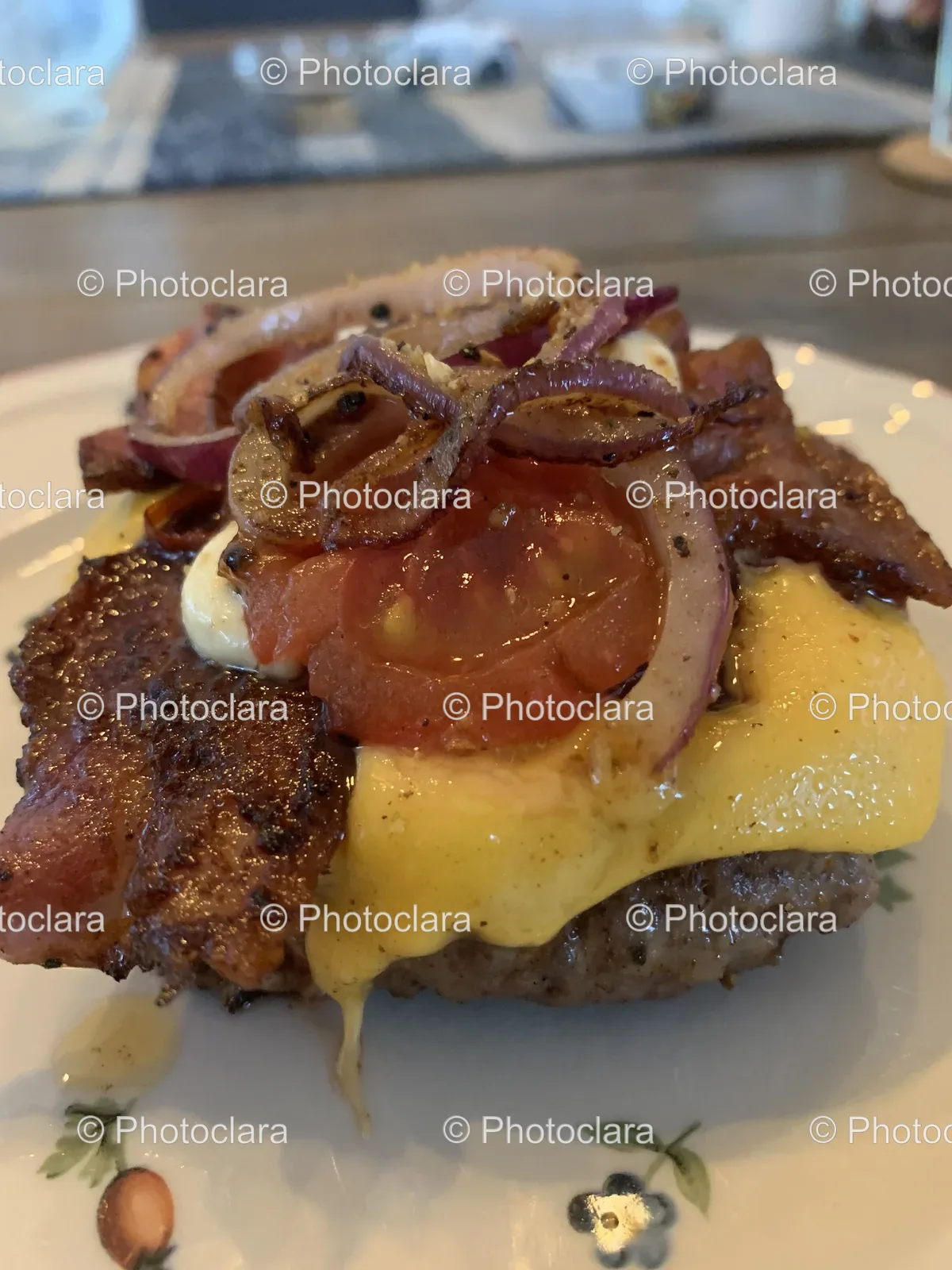 Delicious-Bacon-and-Onion-Burger.jpg