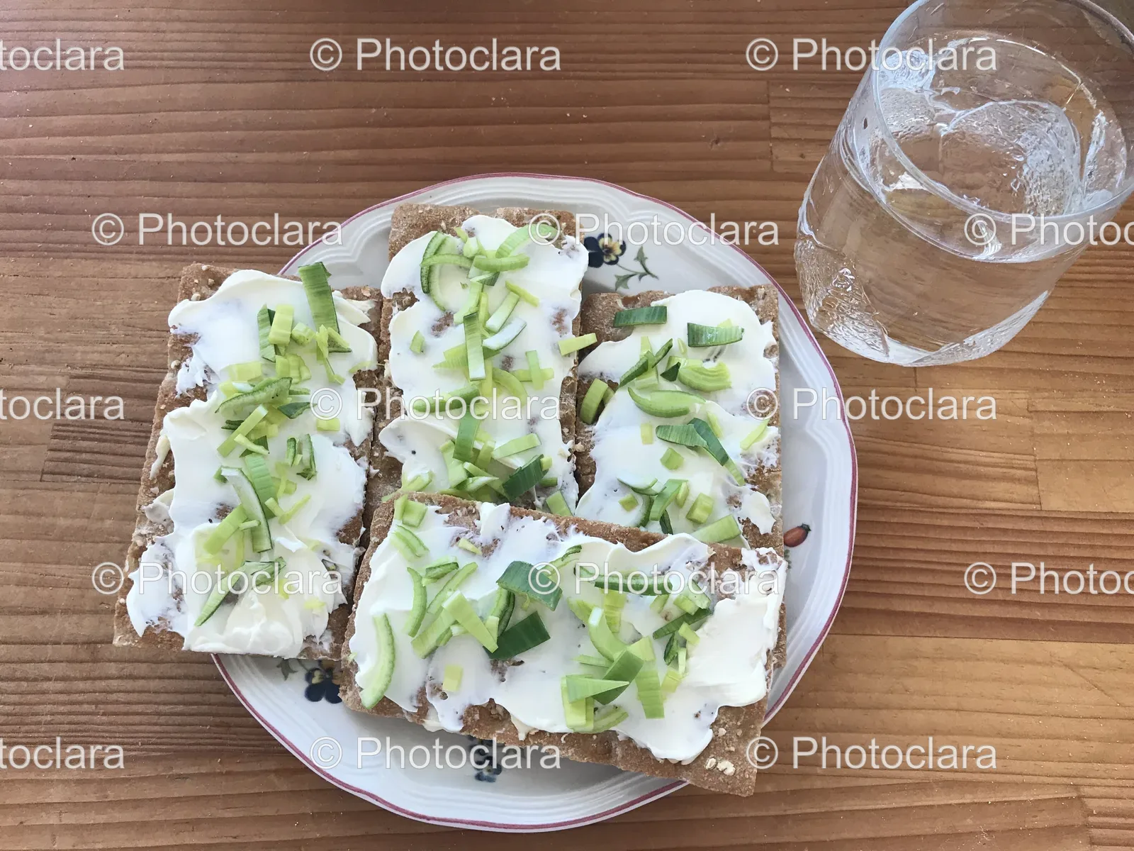delicious-fast-food-meal-glass-water.jpg