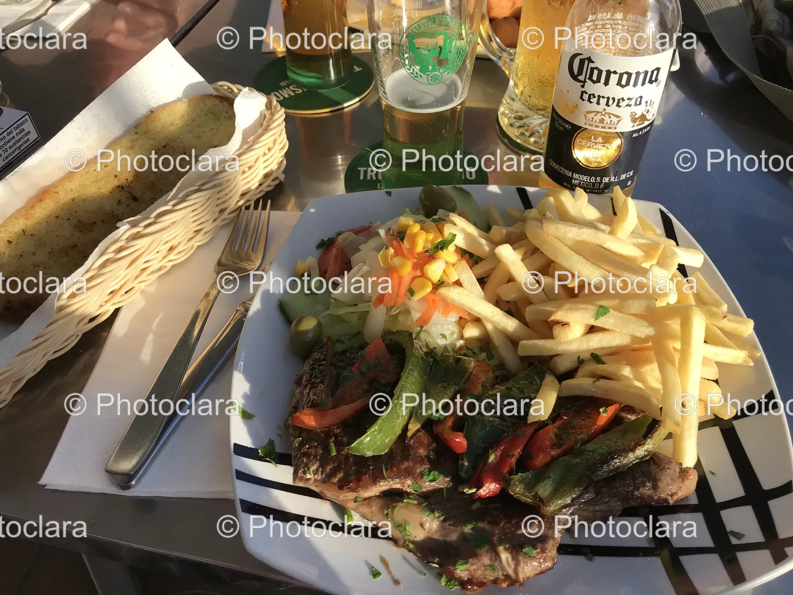 Delicious-Fast-Food-with-Beer.jpg